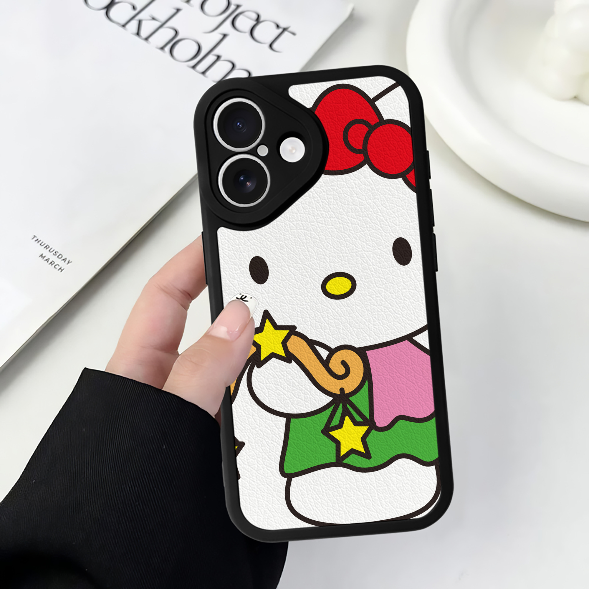 （画像用） Hello Kitty ハローキティ 【iPhone 16シリーズ対応】シリコンスマホケース（レザー調） 材質：シリコン
